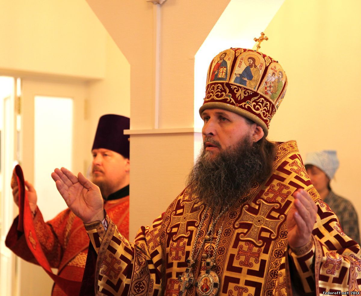 Высший титул главы православной христианской церкви. Православный священник. Православный священник в полный рост.