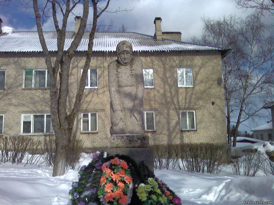 Погода струги красные. Струги красные Скорбящая мать. Памятник Скорбящей матери Струги красные. Памятник Кирову Струги красные. Струги красные 77705.